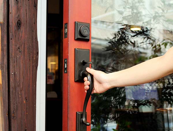 店内へどうぞお気軽にお入りください。皆様のお越しをお待ちしております。シチリア料理オステリアCaltagirone(カルタジローネ)｜岐阜市神田町通り沿いのイタリアンレストラン